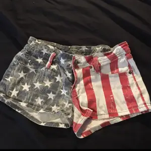 Ett par låga shorts som föreställer den amerikanska flaggan Frakt står en för själv