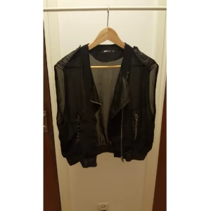  - Cool väst i svart. Har två fickor med dragkedjor på framsidan.