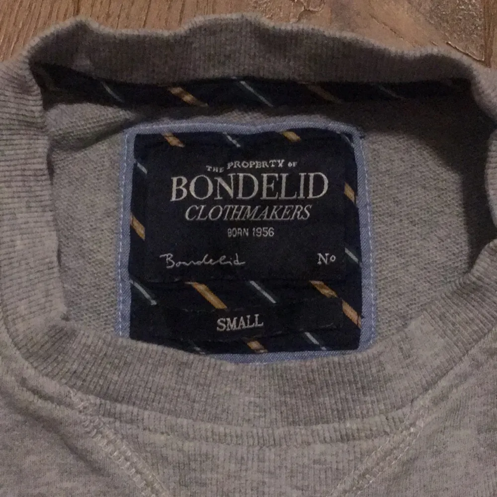 En grå Sweatshirt från Bondelid. Storlek Small. Kan skickas eller mötas i Stockholm.. Hoodies.