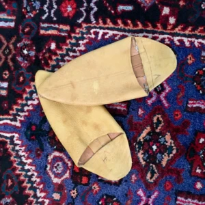  - Marockanska tofflor i snygg senapsgul färg, härliga innetofflor, men funkar även ute. 