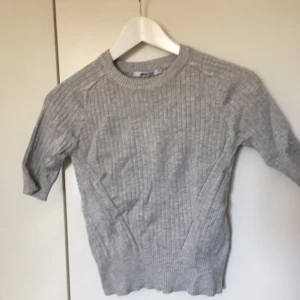  - Grå stickad kort tröja från Gina, knappt använd. 