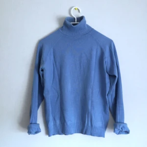  - Himmelsblå polo med extra lång justerbar hals. Mjukt tyg. Passar perfekt till ett par högre jeans. 