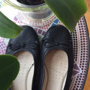  - Helt nya ballerinaskor från Ecco i storlek 37 men är stor i storleken så passar mig som brukar ha 38. Skorna är i läder och endast använda en gång. Kan skicka fler bilder vid intresse. Frakt tillkommer om vi inte kan mötas upp i Lund 🌸🌸