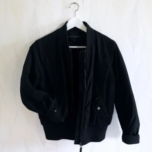  - Vadderad bomberjacka från Sally and Circle. Bomberjackan är i storlek 36. Betalning sker via swish. Säljes för 100kr, frakt tillkommer.