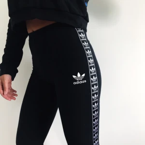  - Tights från Adidas säljes för 150kr, frakt tillkommer.  Tightsen ingår i ett set med en hoodie som också säljs.  Tightsen passar storlek 34-36