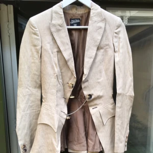  - Kavaj från jean Paul Gaultier storlek svensk 36- använd 2 gånger passa på 