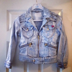  - Nolita Jeansjacka. Storlek XS. Priset kan diskuteras vid snabb affär. Köparen står för frakt kostnaden 🌸