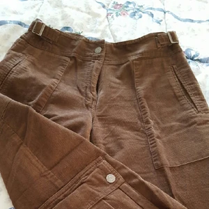  - Jätte fina trekvart manchester bruna byxor i strl 34 köpta från kappahl i väldigt bra skick.innerbensmått 60cm,längden på byxor 83cm. inget öppet köp/frakten ca 59 men om frakten klarar sig mindre swishar jag tillbaka resten