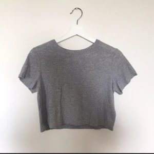 - Grå crop top i storlek S från H&M. Skönt och luftigt material perfekt för varma dagar! Väl använd men fortfarande i gott skick!
