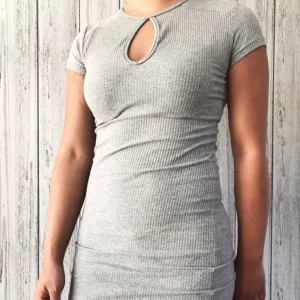  - Klänning från Madlady i storlek S. Klänningen är figursydd och kortare i modellen. Säljes för 120kr ink frakt.