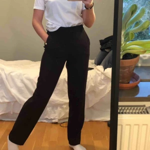  - Jättefina mörkbruna byxor från mango🥰 lite raka i modellen & går att ha skärp🙏🏻 Cool ficka där bak (fake) och perfekta nu till hösten💖💖