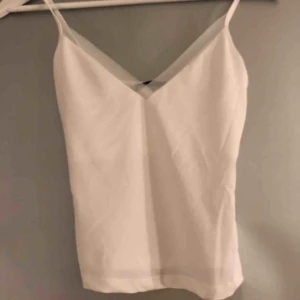  - Ett sött vitt linne från Zara i storlek S, dock lite liten i storleken. Köparen står för frakten på ca 40kr🥰