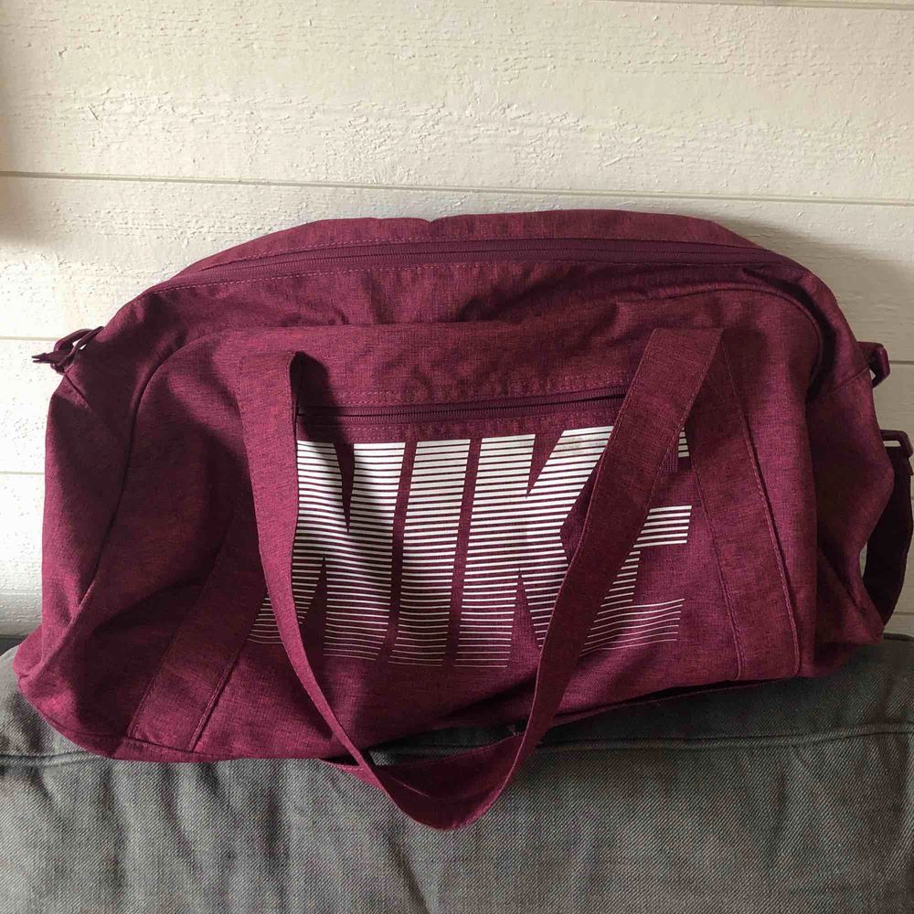 Jättefin Nike väska som bara är | Plick Second Hand