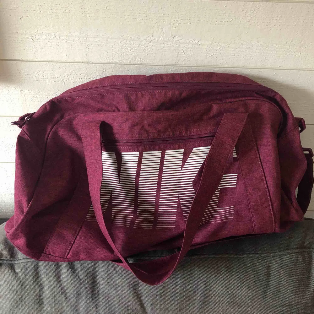 Jättefin Nike väska som bara är använd några fåtal gånger. Köpt på stadium.  Frakt 40kr 💕. Väskor.