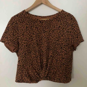 Leopard Croptop 🐯 - Leopard crop top från H&M. Använd och en gång så alltså i nyskick! Köparen står för eventuell frakt! ❤️