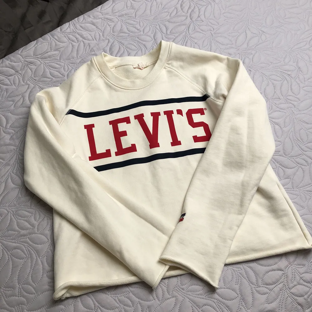 Oanvänd tröja från Levi’s stl M🌸. Hoodies.