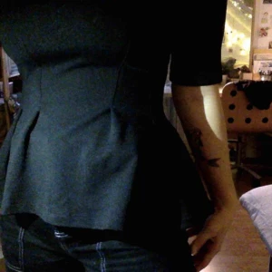  - svart topp. storlek XS  jag är storlek M