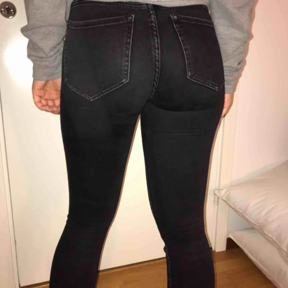 Säljer dessa snygga jeans från zara. Knappt använda och säljer för de ej används längre. Väldigt stretchiga så kan passa på någon som har storlek 36. Kan frakta eller mötas upp :). Jeans & Byxor.