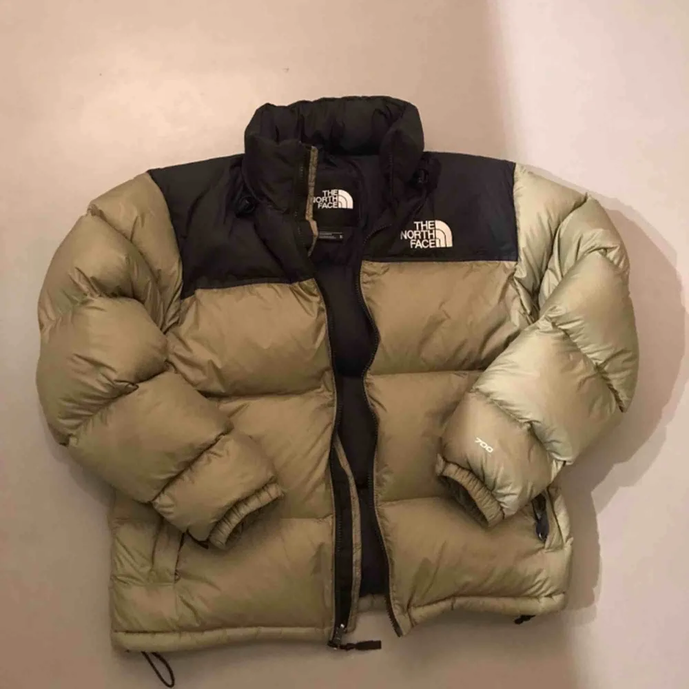 North Face Nuptse Jacket, unisex Köpt på Hollywood för cirka 2700kr Cond: 9/10, inga flaws Skriv gärna vid fler frågor eller för fler bilder!. Jackor.