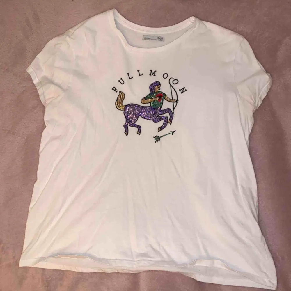 mega cool tshirt från zara med astrologi tryck 💫. T-shirts.