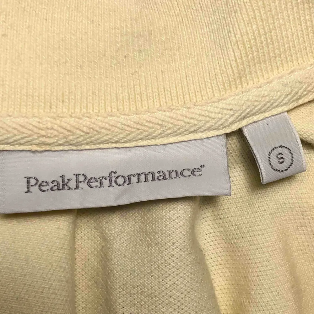 Supersnygg Peak Performance Piké i gott skick! Säljer på grund av alldeles för liten! Köpare står för frakt ❤️.. T-shirts.