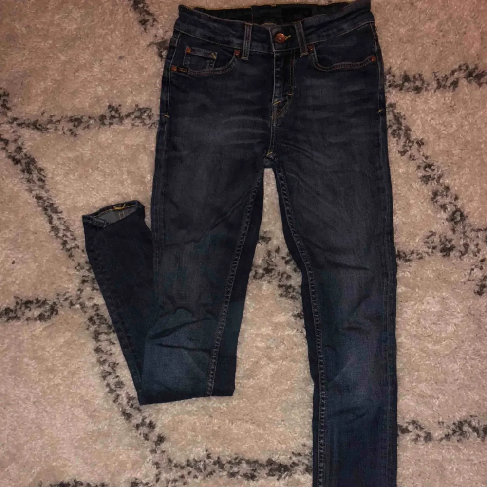 Säljer mina mörkblåa Tiger of Sweden jeans! De har inget slitage och ser ut som nya, mycket bra passform! Nypris: 1 299 kr Kan mötas upp men även frakta, då tillkommer det fraktkostnad! . Jeans & Byxor.