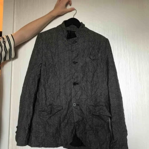  - NAKKNA fodrad konstnärskavaj med snygga detaljer. 