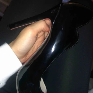  - Läckra lackklackar, extra snyggt med rött på undersidan. 