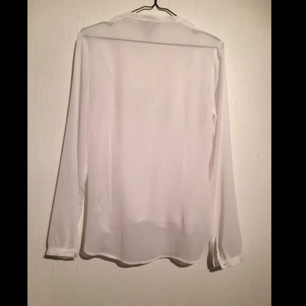 Draperad vit blus/top från H&M. Övrigt.