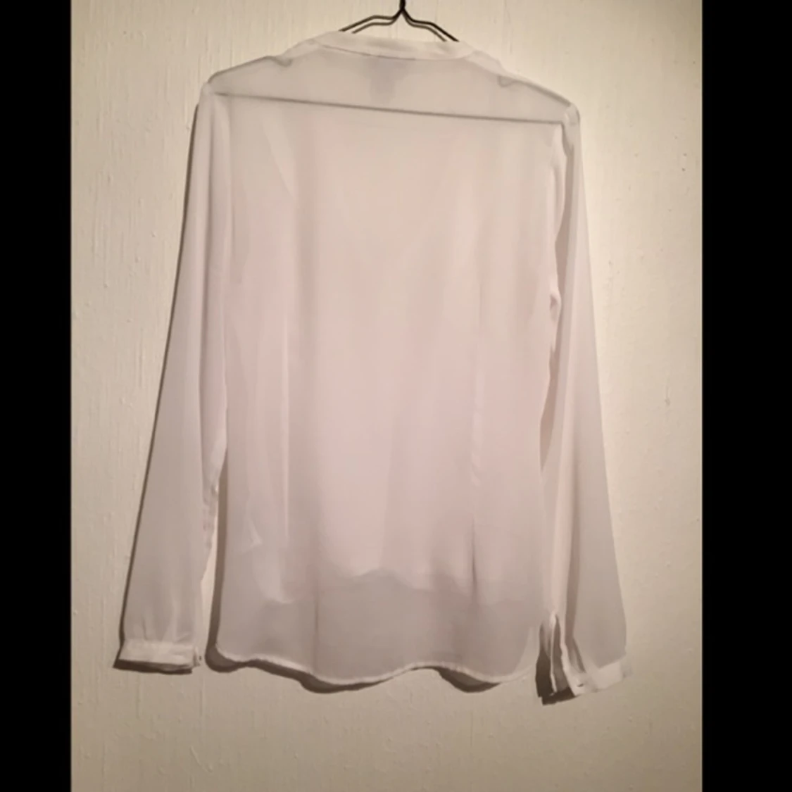 Draperad vit blus/top från H&M - 1420569555
