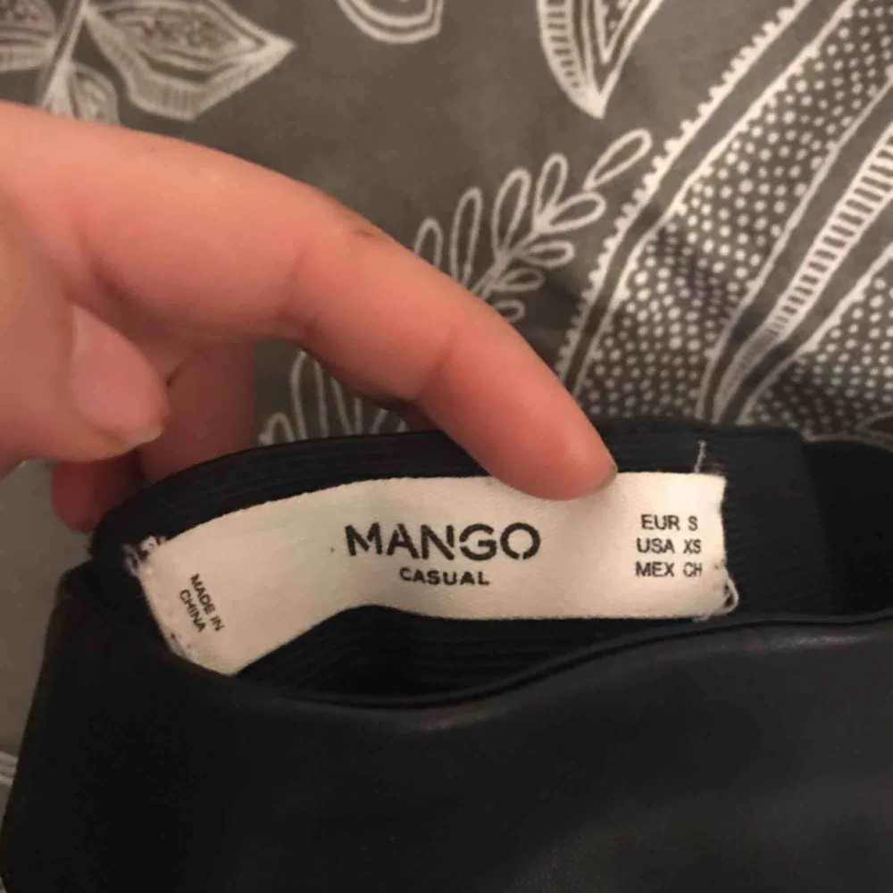 Snygga skinnbyxor från mango. Har ingen användning för dessa de är liksom inte min still så därför säljer jag dem, helt oanvända. . Jeans & Byxor.