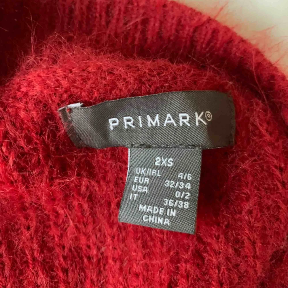En jättefin stickad tröja i röd från primark. Det står att det är 2xs men den sitter tajt, bra på mig som brukar ha xs/s. Stickat.