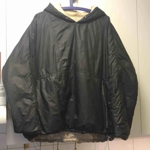  - En varm och fin jacka ifrån Our Legacy som har 2 sidor en vanilj färgad och en svart!den  kostar 4500kr ny men säljer den för 1500kr för att den har ett pyttelitet färgstänk på svarta sidan och saknar snöret i luvan!