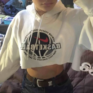  - En croppad Nike basket hoodie. Lite missfärgad på huvan men annars som ny!
