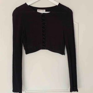  - Snygg party crop top. Använd men i bra skick  Frakt tillkommer 