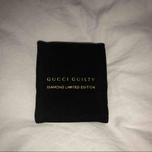 Säljer min Gucci guilty Diamond limited edition spegel, jätte fin liten spegel. Brukade ha den i min handväska men använder den aldrig mer. 