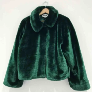  - Snygg och väldigt sparsamt använd jacka ifrån weekday, den är i storlek M och är true to size. 