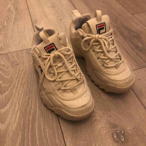  - Fila skor, sparsamt använda, beiga. 
