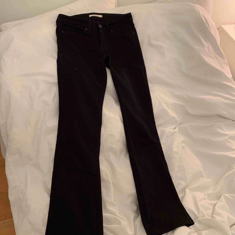 Levis 715 BOOTCUT! Dem perfekta utsvängda jeansen!! Aldrig använda (säljs pga för små). 💜. Jeans & Byxor.
