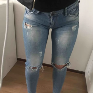  - Ett par sååååå snygga jeans, med hål i. 