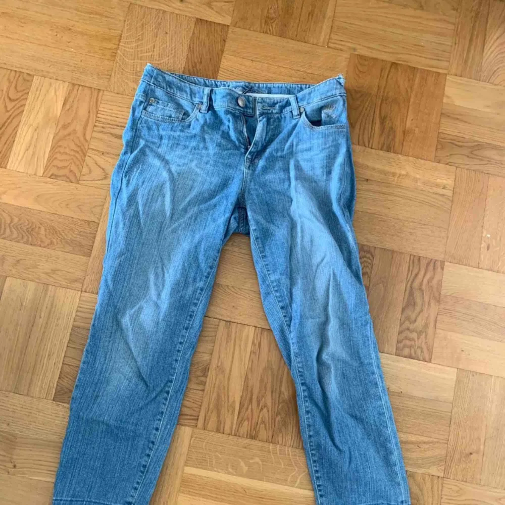 Jätte snygg jeans som är raka och kortare där nere från Riga, storlek 36 ( passar även 38). I gott skick! . Jeans & Byxor.