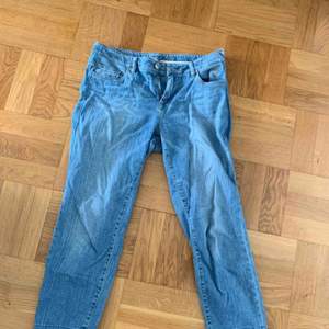 Jätte snygg jeans som är raka och kortare där nere från Riga, storlek 36 ( passar även 38). I gott skick! 