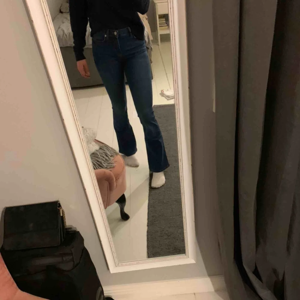 Superfina Bootcut jeans från zara som jag önskar jag kunde ha. Helt oanvända då jag sytt upp de något (Zaras jeans är generellt sett väldigt långa) men de blev då något för korta. Är själv 167cm och passar mej perfekt i midjan.. Jeans & Byxor.