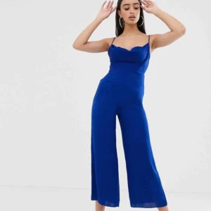  - Blå jumpsuit från Asos, endast provad på. Färgen är mer som bilden från asos alltså ljusare blå. Storlek 36, i perfekt skick.   Köparen står för frakt