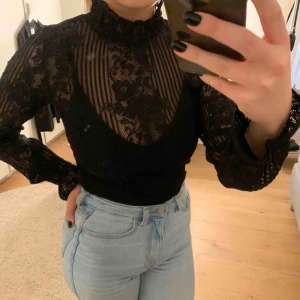  - Riktigt snygg tröja/blus i spets som är i toppskick. Aldrig använd därav är prislapp fortfarande på. Dragkedja i ryggen. Köparen står för frakt🥰 nypris: 299