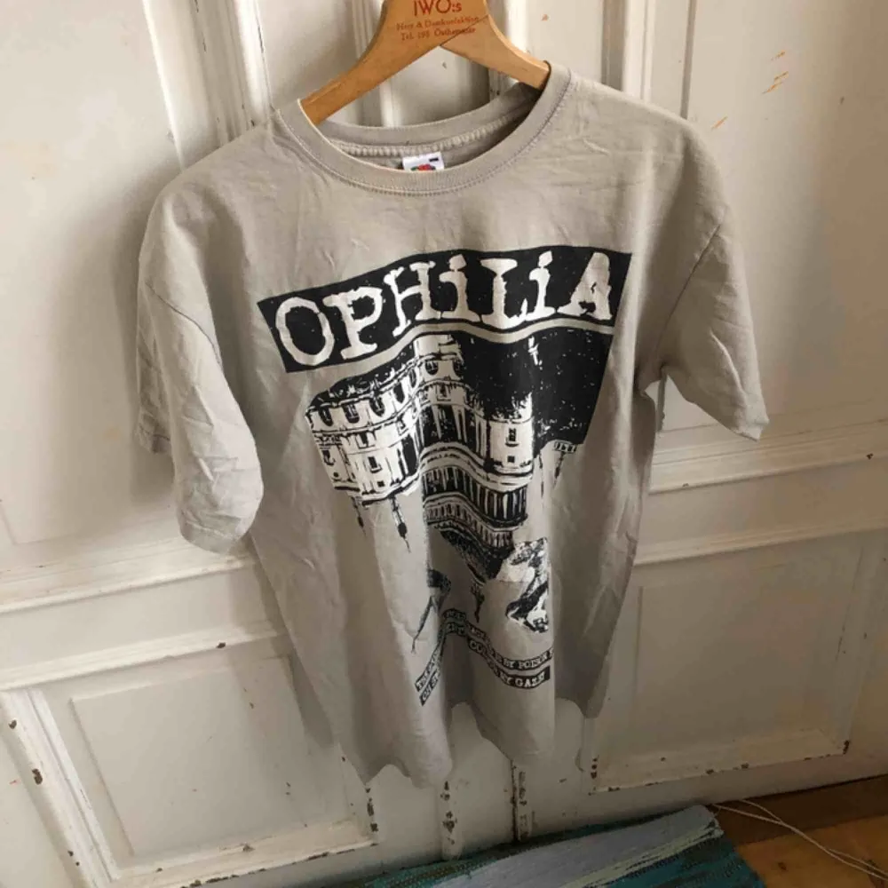 Snygg urtvättad T-shirt med tryck. Kan hämtas i Uppsala eller skickas mot fraktkostnad . T-shirts.