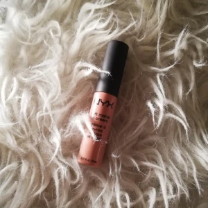  - Matt lip cream ifrån NYX, endast testa någon gång i fint skick. 