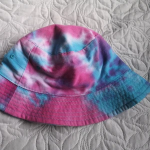  - Favorit batikhatten! Denna är använd med nån mini fläck på, annars inget fel på den Sitter bra på mig som har 56-57cm omkrets FRAKT INGÅR