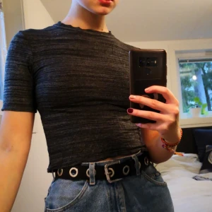  - En croptop/ kort t-shirt från H&M divided. I en grå melerad färg. Använd och har ett litet hål på baksidan som inte syns så mycket när man har på sig den, men hålet är nog väldigt lätt att sy ihop också. Storleken står XS, men den är strechig så skulle även kunna passa en S. ❤️ Möts upp i Stockholm helst på Södermalm. Om du köper flera saker kan vi komma fram till ett bra paketpris