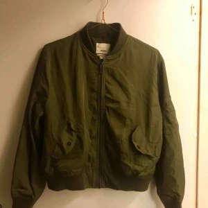  - Militärgrön bomberjacka